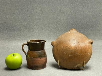Gourde et pichet en terre cuite émaillée....