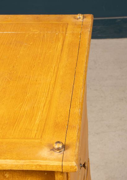 Cartonnier de bureau en métal et carton patiné.
Maison...