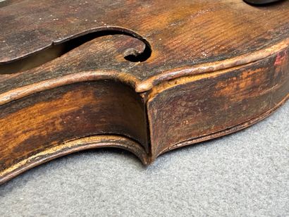 Violon XIX° accidenté en écrin accidenté...