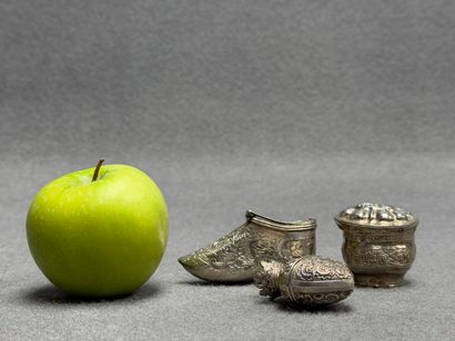 tabatières miniatures en argent formant ,...