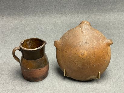 Gourde et pichet en terre cuite émaillée....