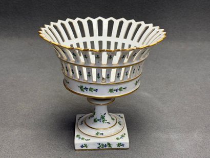 Corbeille en porcelaine décor au barbeau.
Milieu...