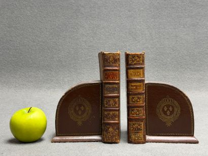 Paire de serres livres figurant des livres...