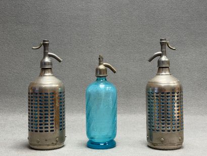 Trois siphons, un en verre bleu et deux avec...