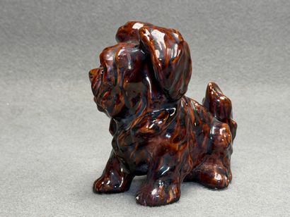 Chien en faïence. 
H. :16 cm.