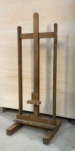 Chevalet droit. 
H. :137 à 234 cm.