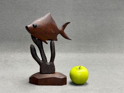 Poisson et corail en bois exotique sculpté....