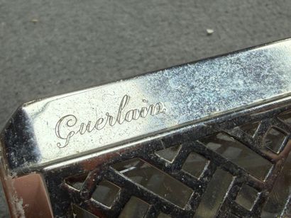 Deux vaporisateurs Guerlain. 
H. :14,5 cm...