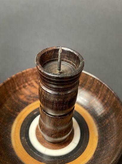 Deux petits bougeoirs de voyage en bois tourné,...