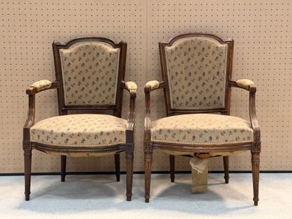 Paire de fauteuils chapeau de gendarme.
Un...