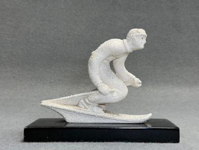 Skieur en faïence émail moucheté. 
Années...