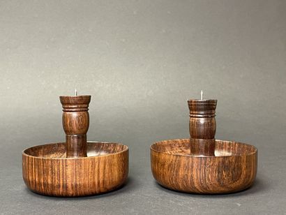 Deux petits bougeoirs de voyage en bois tourné,...