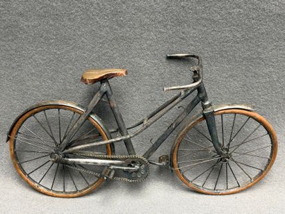 Réduction décorative de vélo en métal.
28...