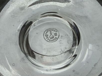 BACCARAT - Gourde en verre gravé, armorié
H....