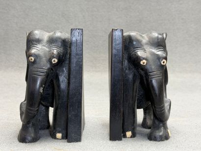Paire de serre-livres éléphants en ébène...