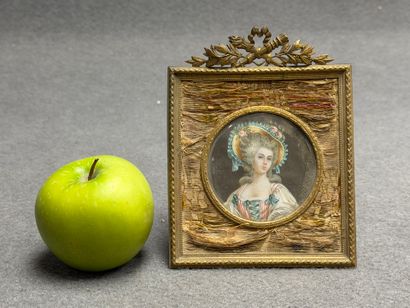 Ecole Française fin XIX° 
Portrait d'élégante
Miniature,...
