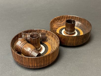 Deux petits bougeoirs de voyage en bois tourné,...