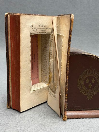 Paire de serres livres figurant des livres...