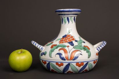Henri DELCOURT (XXeme)
Vase en faïence décor...
