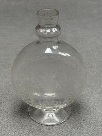 BACCARAT - Gourde en verre gravé, armorié
H....