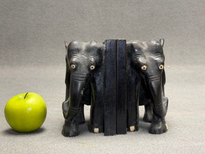 Paire de serre-livres éléphants en ébène...