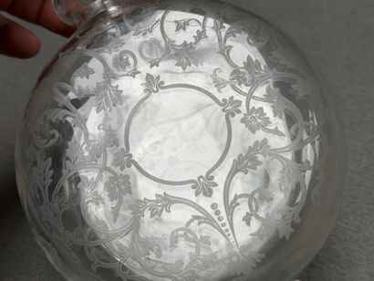 BACCARAT - Gourde en verre gravé, armorié
H....