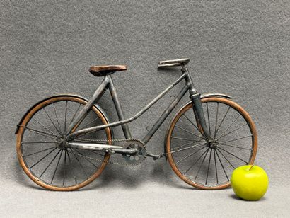 Réduction décorative de vélo en métal.
28...