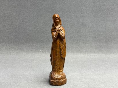 Vierge. 
Sculpture en bois. 
H. :27 cm.