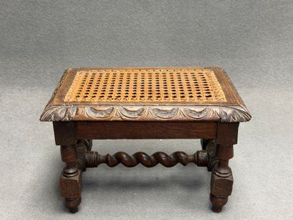 Petit tabouret de pied canné en chêne sculpté
Fin...