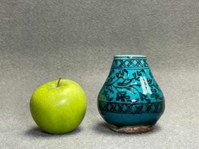 Petit vase en grès émaillé. 
Perse XIX°
H....