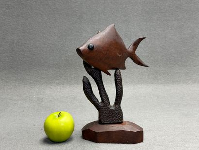 Poisson et corail en bois exotique sculpté....