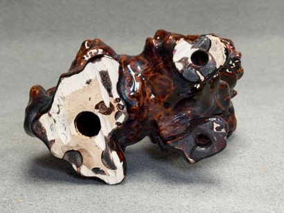 Chien en faïence. 
H. :16 cm.