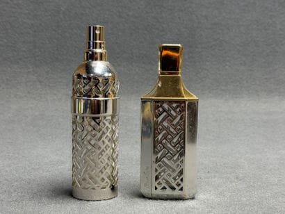 Deux vaporisateurs Guerlain. 
H. :14,5 cm...