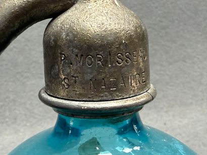 Trois siphons, un en verre bleu et deux avec...