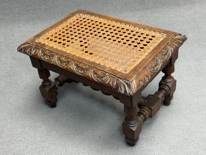 Petit tabouret de pied canné en chêne sculpté
Fin...
