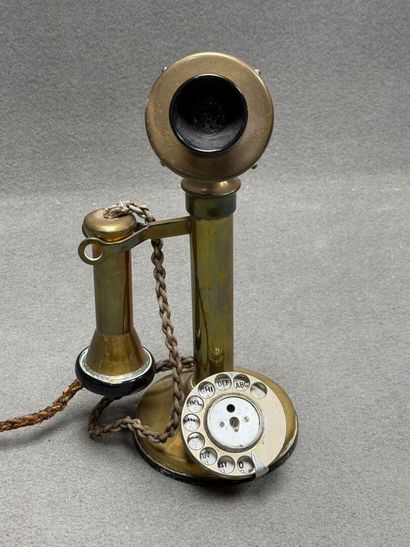 Téléphone ancien en cuivre. 
H. :32 cm.