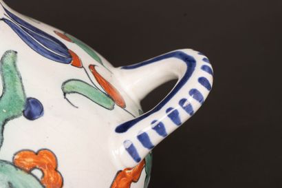 Henri DELCOURT (XXeme)
Vase en faïence décor...