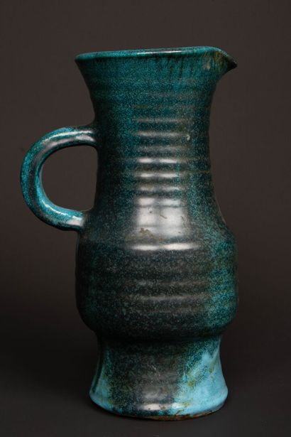 ACCOLAY. 
Pichet en céramique émaillée bleu...