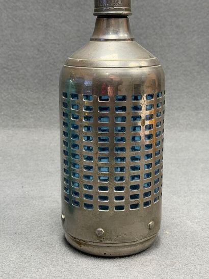 Trois siphons, un en verre bleu et deux avec...