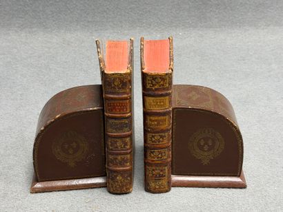 Paire de serres livres figurant des livres...