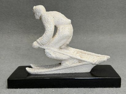 Skieur en faïence émail moucheté. 
Années...