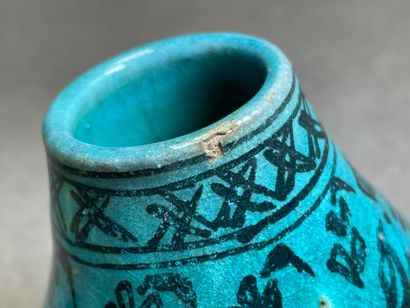 Petit vase en grès émaillé. 
Perse XIX°
H....
