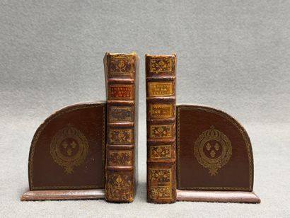 Paire de serres livres figurant des livres...
