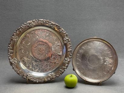Deux plateaux rond en métal argenté. 
D....