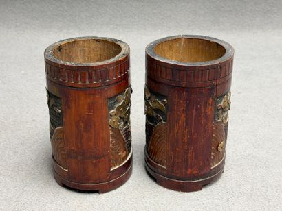 Paire de vases en bambou sculpté. 
H. :17,5...