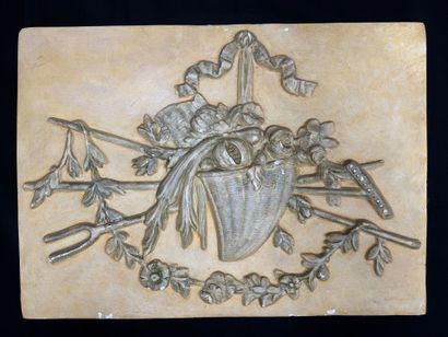 Bas relief en platre patiné: fruits et fleurs:
54...