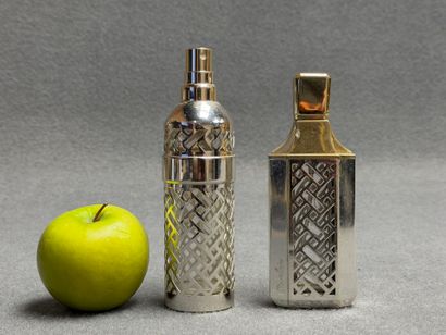 Deux vaporisateurs Guerlain. 
H. :14,5 cm...