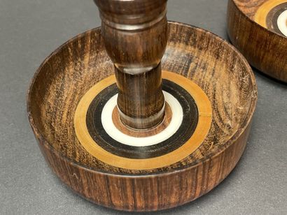 Deux petits bougeoirs de voyage en bois tourné,...