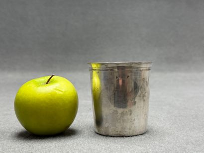 Timbale droite en argent. 
H. :7,5 cm. 
Poids:...