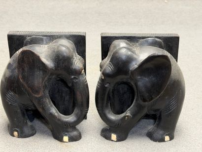 Paire de serre-livres éléphants en ébène...